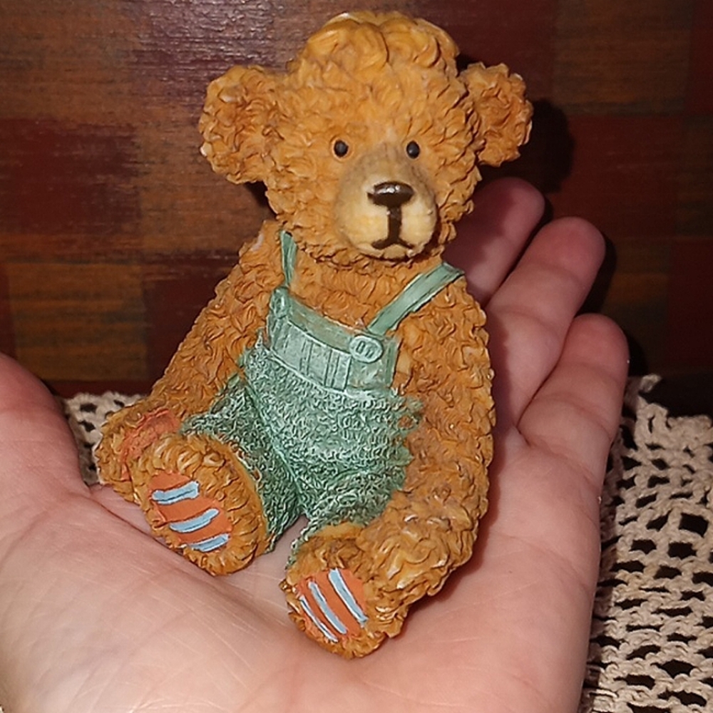 "1990" RESIN TEXTURED TEDDY BEAR WITH GREEN OVERALLS(CH/TP) - Picture 3 of 14